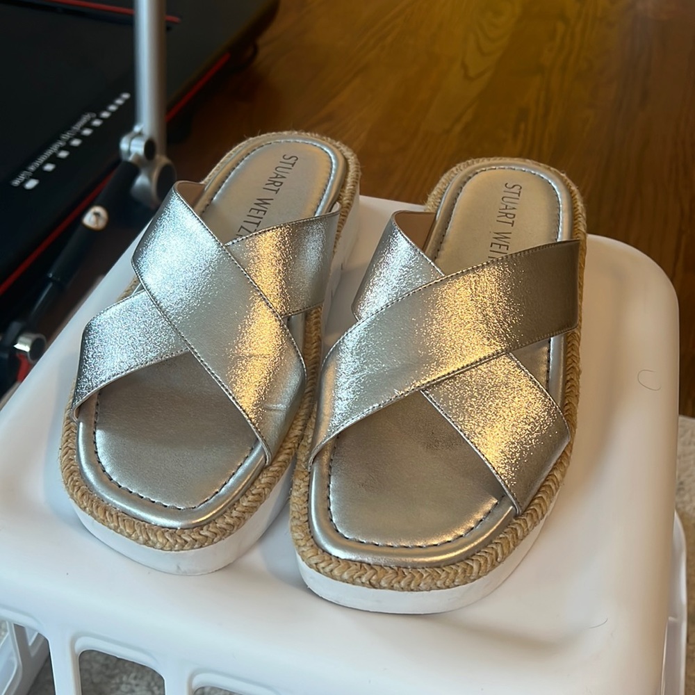 Stuart Weitzman Roza lift slide silver. Size 8.5